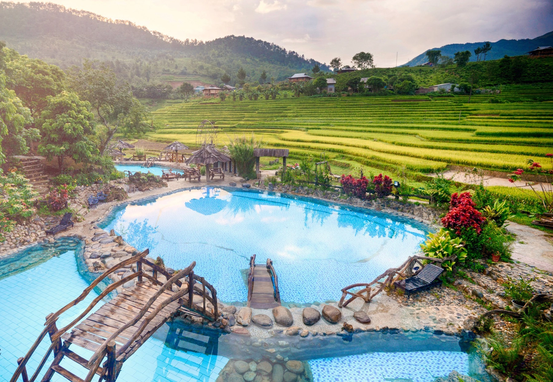 Ruộng bậc thang chín vàng ôm lấy hồ tắm của bản